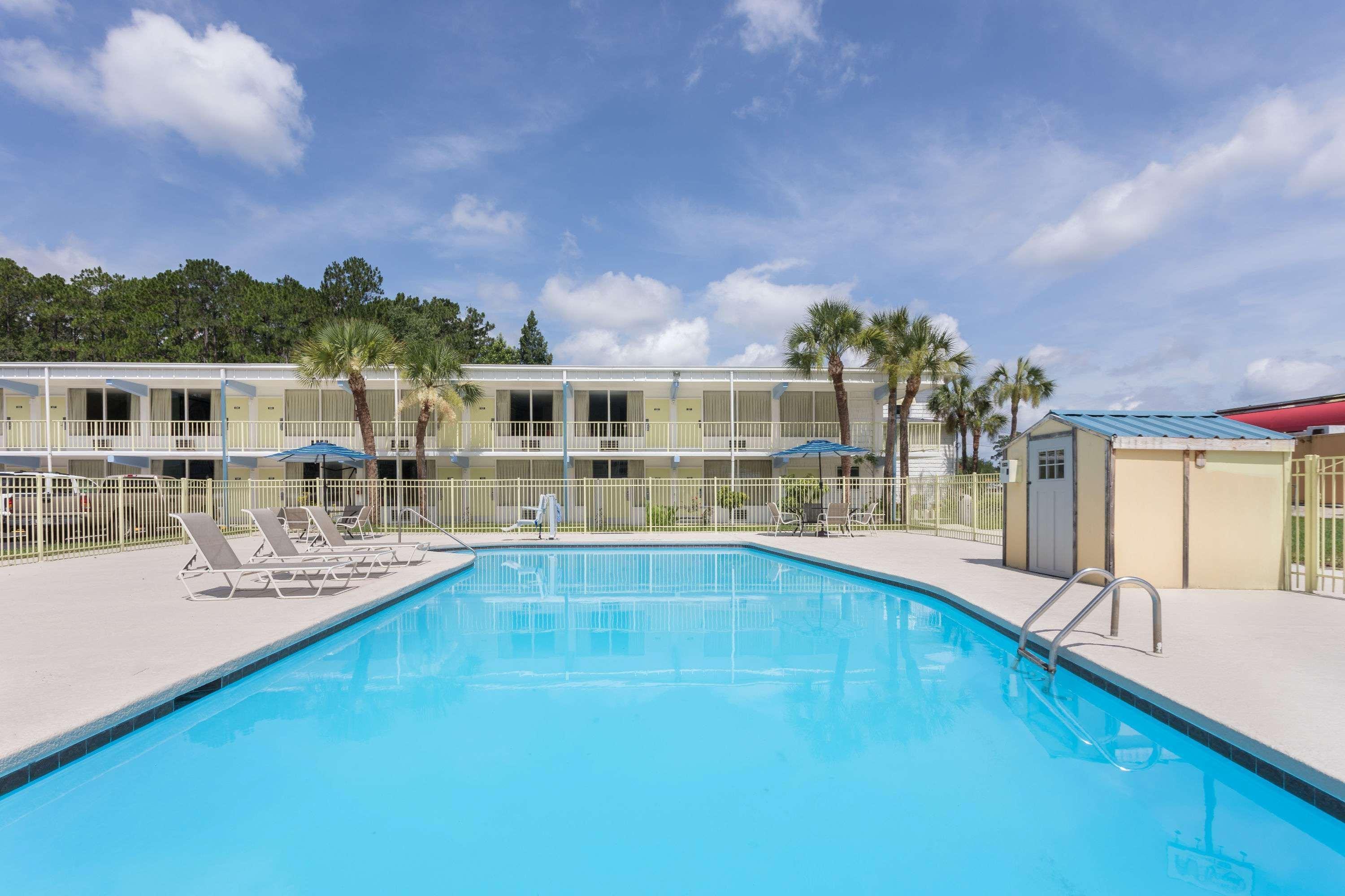 Super 8 by Wyndham Kingsland Hotel Bagian luar foto